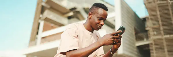 Junge Afrikanische Studentin Sitzt Außerhalb Der Universität Benutzt Handy Tippt — Stockfoto