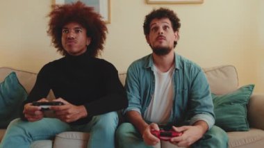 Arkadaşı kaybettiği için üzgünken, adam onu video oyununda kutluyor.