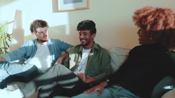 Trzech Facetów Rozmawia Komunikuje Się Siedząc Kanapie Domu — Wideo stockowe