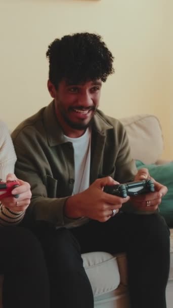 Casal Jovem Jogando Videogame Console Com Joysticks Rindo — Vídeo de Stock
