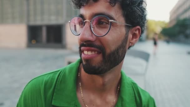 Bonito Moreno Con Barba Vestido Con Camisa Verde Hablando Con — Vídeo de stock