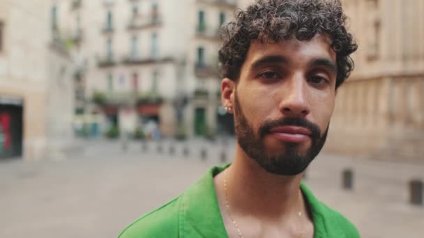 Yakından Sakallı Yeşil Tişörtlü Sevimli Esmer Adam Kameraya Bakıyor — Stok video