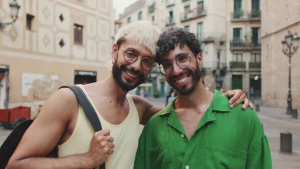 Homoszexuális Pár Áll Ölelés Kamera Utcán Óváros — Stock videók