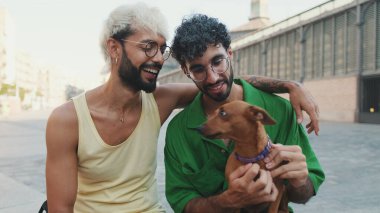 Eşcinsel çift köpekleriyle dışarıda vakit geçirir.