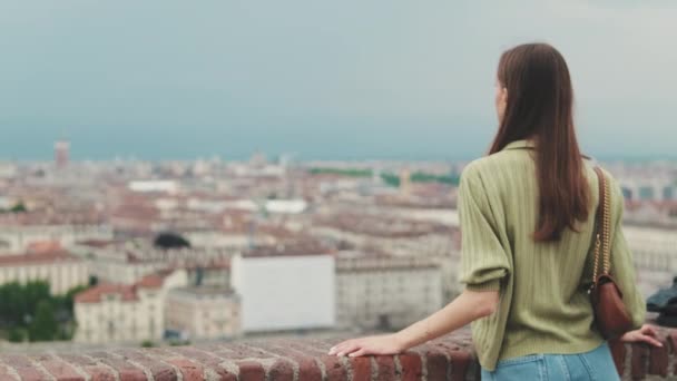 Νεαρή Γυναίκα Κοιτάζει Την Πόλη Από Παρατηρητήριο — Αρχείο Βίντεο
