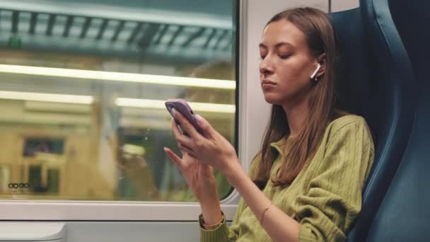 Mujer Usando Teléfono Móvil Escuchando Música Mientras Viaja Tren — Vídeos de Stock