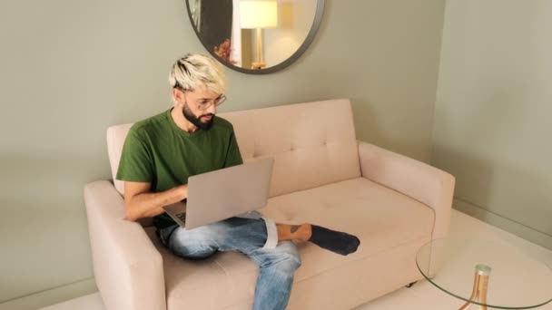 Sakallı Genç Sarışın Adam Rahat Bir Oturma Odasında Otururken Dizüstü — Stok video