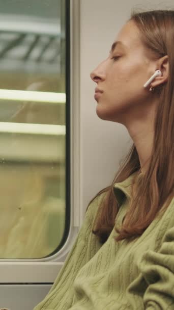Młoda Kobieta Wyglądająca Przez Okno Podczas Podróży Pociągiem — Wideo stockowe