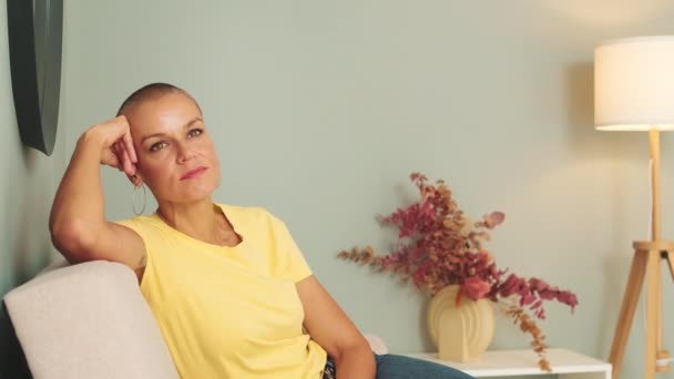 Mujer Calva Hermosa Sentada Sala Estar — Vídeos de Stock
