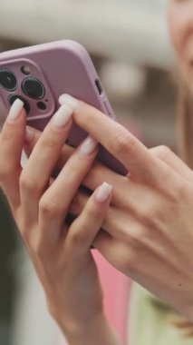 Cep telefonu kullanan, kaydıran, fotoğrafa bakan kadınların elleri.