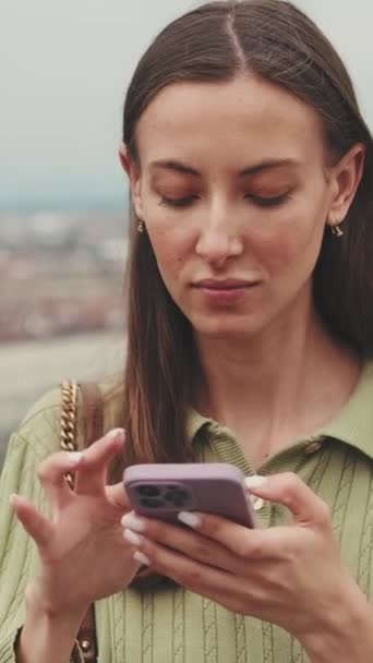 Νεαρή Γυναίκα Στο Παρατηρητήριο Της Πόλης Χρησιμοποιεί Κινητό Τηλέφωνο — Αρχείο Βίντεο
