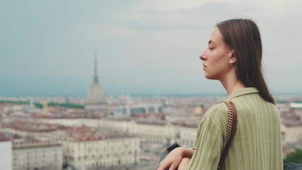 観察デッキから街を見る若い女性 — ストック動画