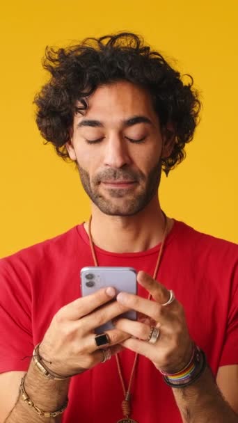 Άνθρωπος Που Χρησιμοποιεί Κινητό Τηλέφωνο Δακτυλογράφηση Μασάζ Απομονώνονται Κίτρινο Φόντο — Αρχείο Βίντεο