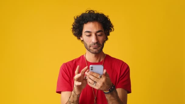 Człowiek Pomocą Telefonu Komórkowego Daje Kciuki Górę Izolowane Żółtym Tle — Wideo stockowe