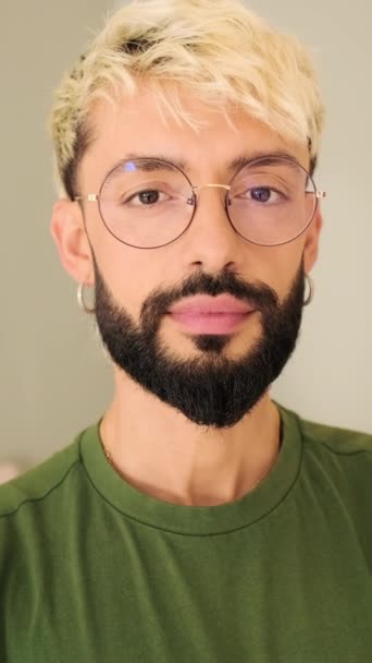 Riendo Joven Rubio Hombre Con Barba Mirando Cámara Acogedora Sala — Vídeos de Stock