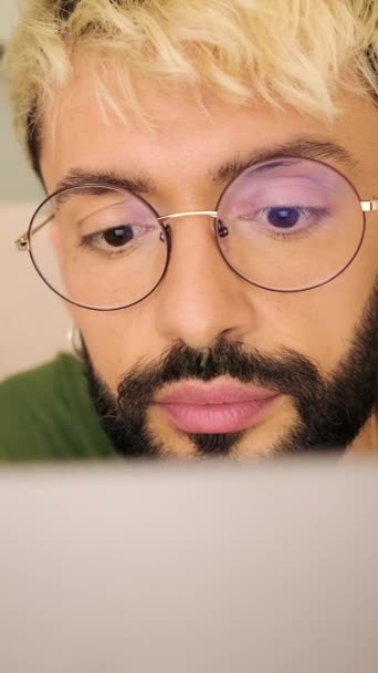 Närbild Ung Blond Man Med Skägg Använder Bärbar Dator När — Stockvideo