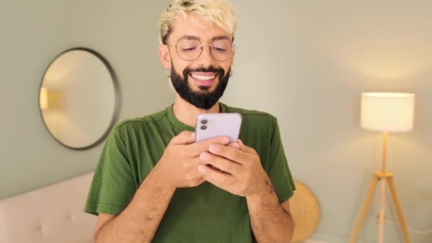 Rire Jeune Homme Blond Avec Une Barbe Avec Téléphone Portable — Video