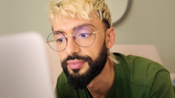 Gros Plan Jeune Homme Blond Avec Une Barbe Utilise Ordinateur — Video