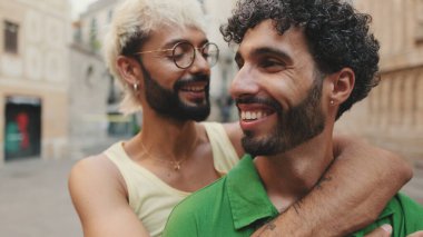 Yakın mesafede, homoseksüel çift eski şehrin sokaklarında dikiliyor.