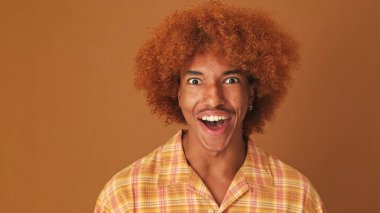 Yakından, şık kıvırcık gözlü, büyük gözlü adam, 