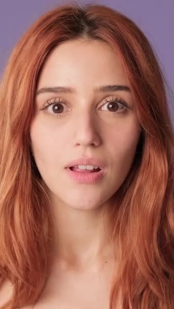 Nahaufnahme Unzufriedenes Mädchen Mit Händen Auf Dem Kopf Auf Lila — Stockvideo