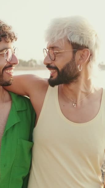 Zbliżenie Szczęśliwy Gej Para Spacery Przytulanie Plaża — Wideo stockowe