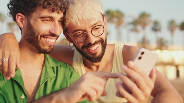 Gros Plan Les Couples Homosexuels Amusent Avec Téléphone Portable Assis — Video