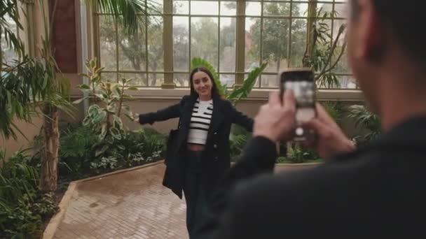 Hombre Joven Tomando Fotos Mujeres Jóvenes Invernadero — Vídeos de Stock