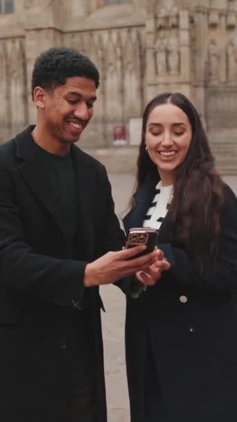 Joyeux Jeune Couple Faisant Appel Vidéo Sur Place Ville — Video