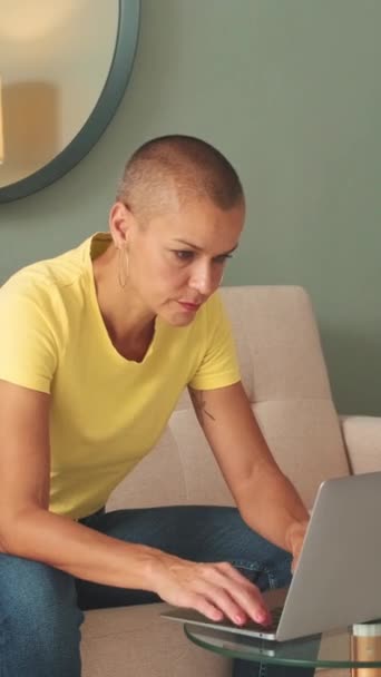 Взрослая Женщина Использует Ноутбук Сидя Дома Гостиной — стоковое видео