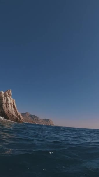 Камера Медленно Спускается Недрам Голубой Воды Средиземном Море Греция — стоковое видео