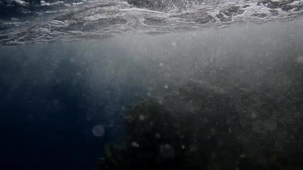 Onderwaterlandschap Met Zeegolven Kustrotsrif Felle Zonnestralen — Stockvideo