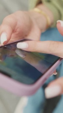 Cep telefonu haritası uygulaması ve planlama gezisi kullanan kadınların yakın çekimleri