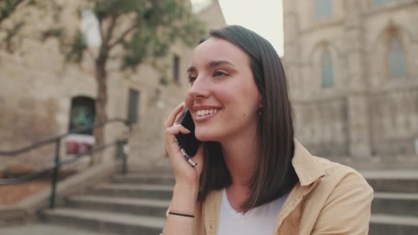 Заткнувшись Женщина Разговаривает Мобильному Телефону Сидя Ступеньках Старого Здания — стоковое видео