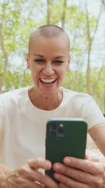 Schöne Glückliche Frau Beim Videochat Telefon Während Sie Park Auf — Stockvideo