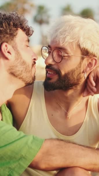 Couple Homosexuel Embrasser Embrasser Tout Étant Assis Sur Plage — Video