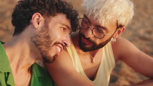 Primer Plano Pareja Gay Romántica Hablando Mientras Está Sentado Playa — Vídeos de Stock