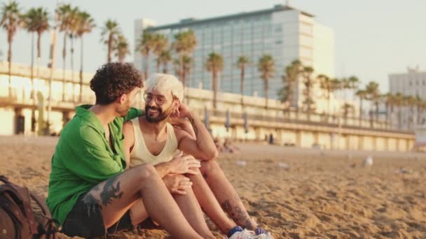 Coppia Omosessuale Incrociare Braccia Abbracciare Mentre Seduti Sulla Spiaggia — Video Stock