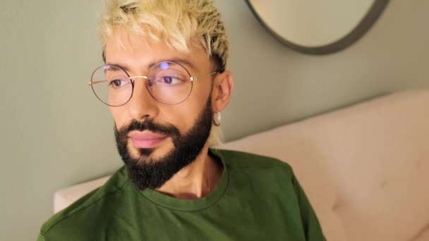 Gros Plan Jeune Homme Blond Avec Une Barbe Assoit Sur — Video