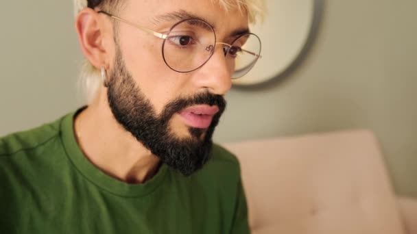 Sakallı Gözlüklü Genç Bir Sarışının Fotoğrafı — Stok video