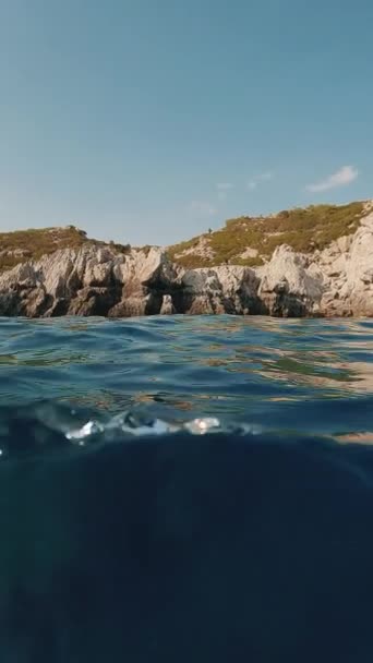 Kamera Porusza Się Przodu Nurkując Pod Wodą Wznosząc Się Ponad — Wideo stockowe