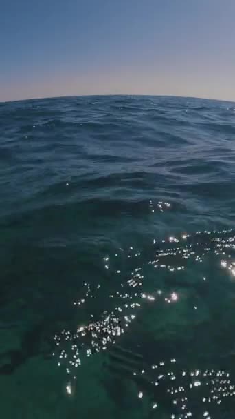 水面有弯曲的地平线线 低角度射击 海面上的小海浪 — 图库视频影像