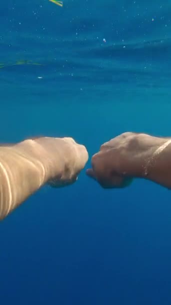 Första Person Video Närbild Killen Paddla Med Händerna Vattnet — Stockvideo