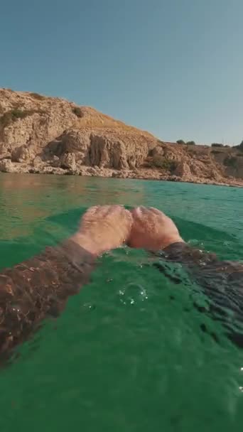 Pov水下拍摄 家伙划桨他的手在水下游泳向在强烈的阳光下 — 图库视频影像