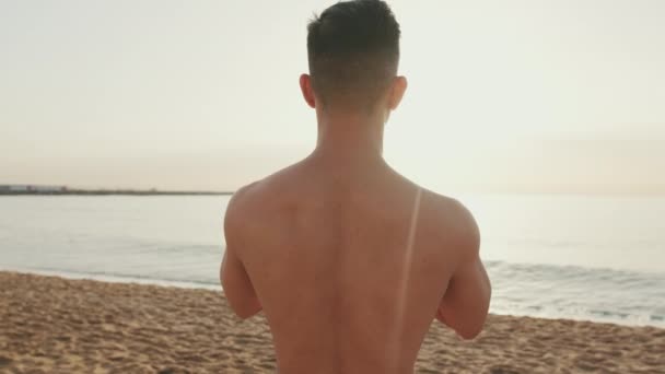 Mladý Atletický Muž Stojící Pláži Sluchátkách Dělá Dechová Cvičení — Stock video