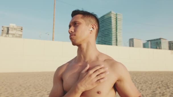 Mladý Atlet Muž Stojící Pláži Dělá Boxerské Pohyby — Stock video