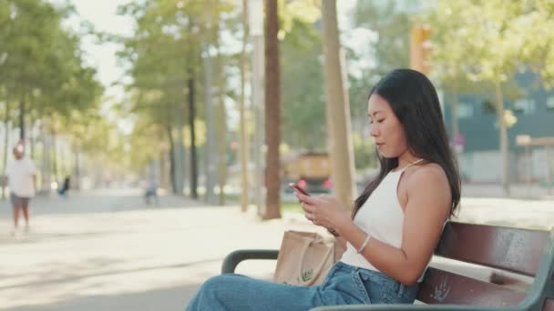 Mujer Joven Sentada Banco Del Parque Escribiendo Mensaje Teléfono Móvil — Vídeo de stock