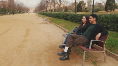 Parktaki bankta oturan mutlu çift.
