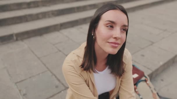 Крупный План Молодой Женщины Путешественницы Сидящей Площади Старого Города — стоковое видео