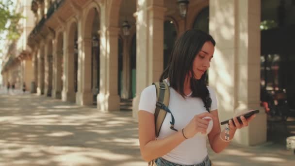 Női Utazó Élvezi Térkép App Mobiltelefonján — Stock videók